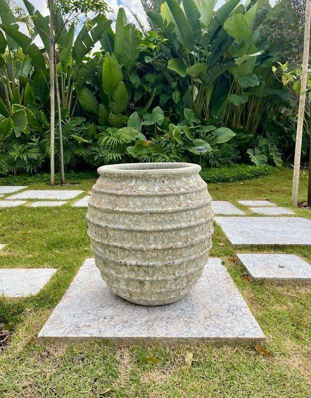 Vaso Portofino Decor ambientado em jardim